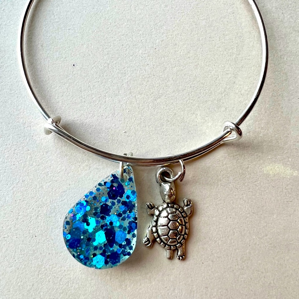 Adjustable bangle w/Glittery blue resin charm, silver turtle charm, handmade.